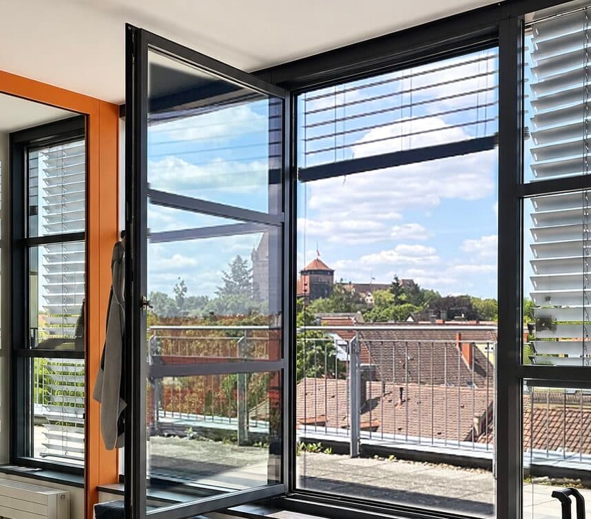Geöffnetes Fenster in den neuen Büroräumen mit Blick über die Dächer der Nürnberger Altstadt