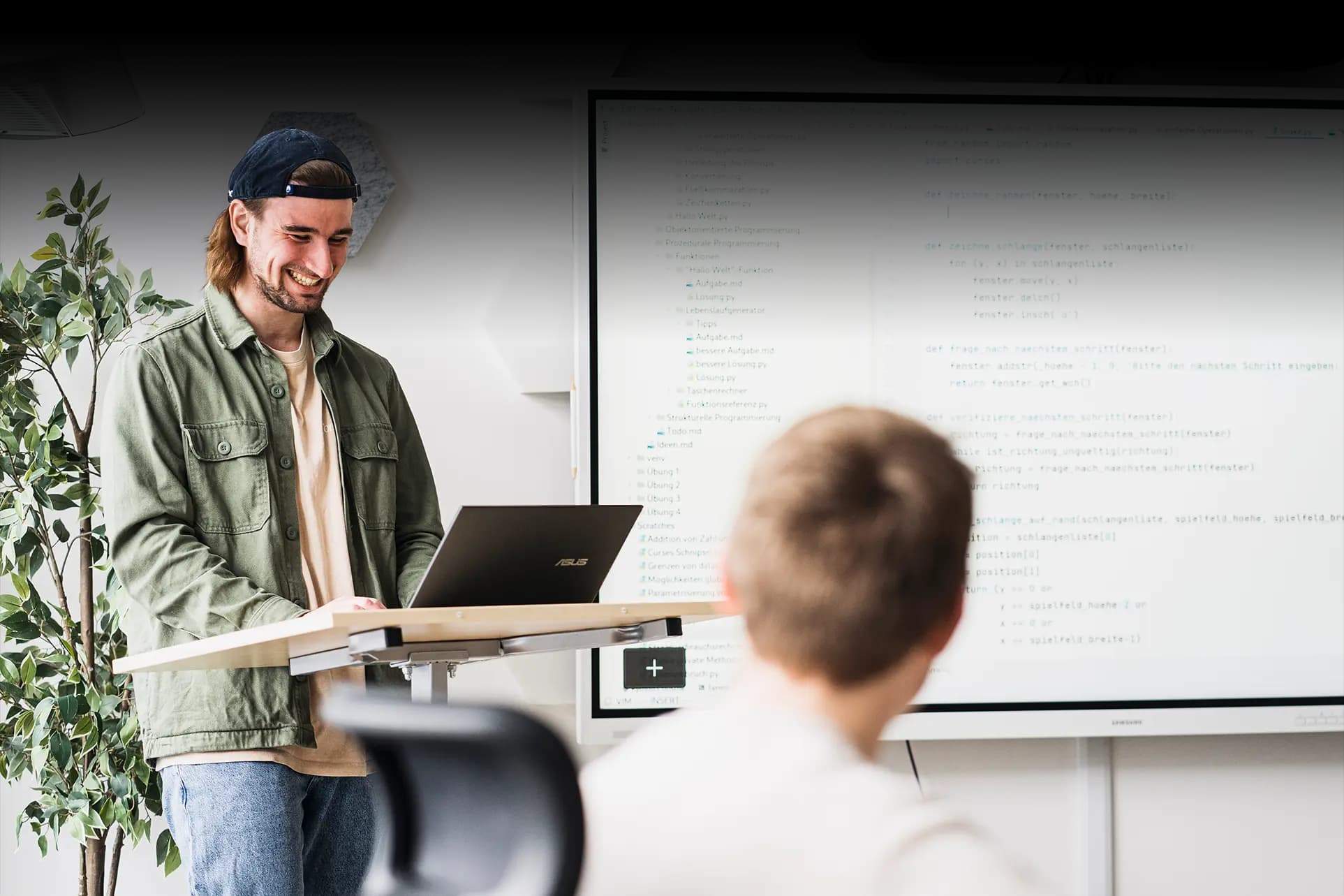 Teilnehmende an Laptops während einer Schulung