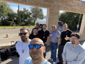Gruppenfoto des SimplyTest-Teams mit Koffern bei der Ankunft zum Jahresworkshop auf Mallorca