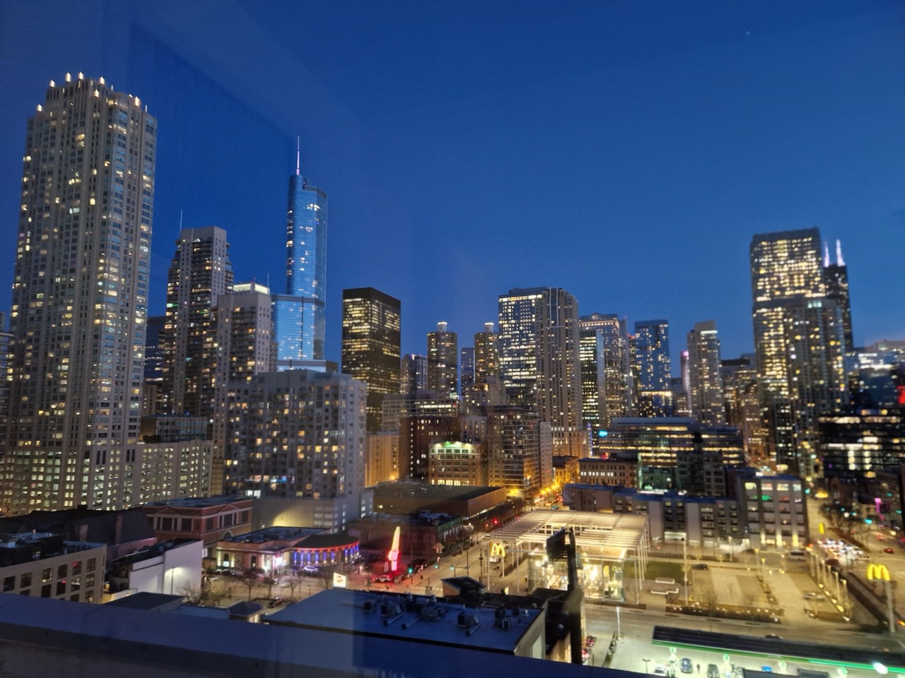 Die Skyline von Chicago bei Nacht
