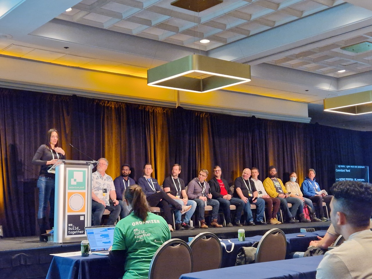 Drei Kollegen von SimplyTest mit Konferenzausweis bei der Selenium Conference in Chicago