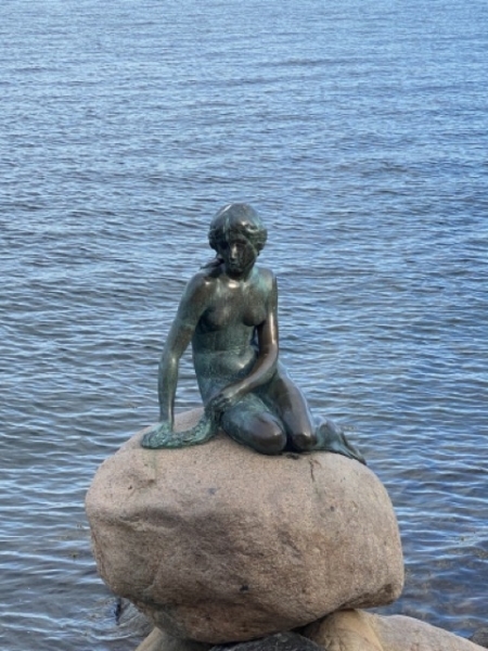 Die Statue der Kleinen Meerjungfrau in Kopenhagen auf ihrem Stein im Wasser