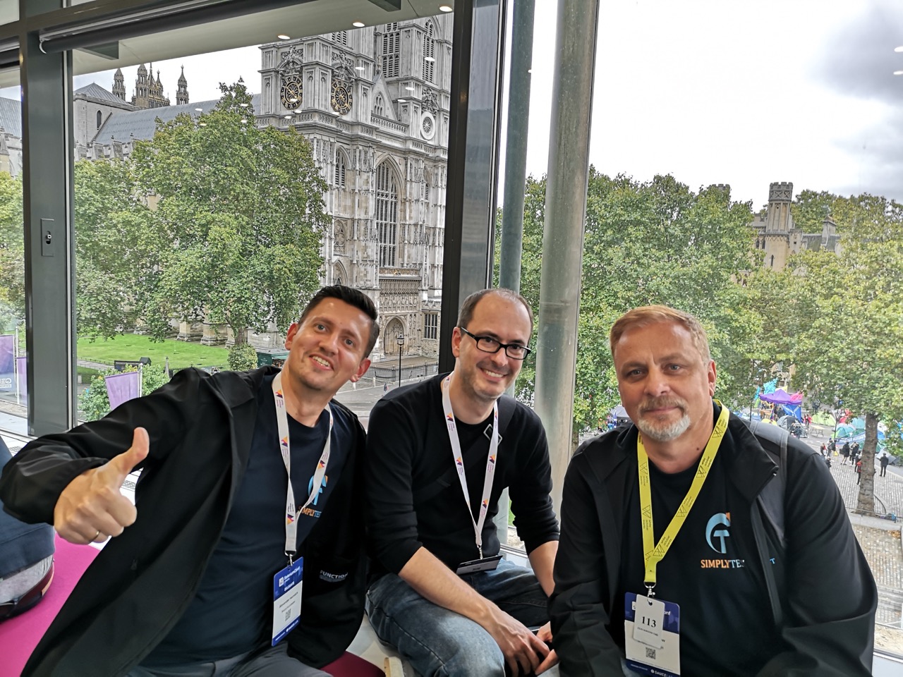 Drei Kollegen von SimplyTest mit Konferenzausweis bei der Selenium Conference 2019 in London