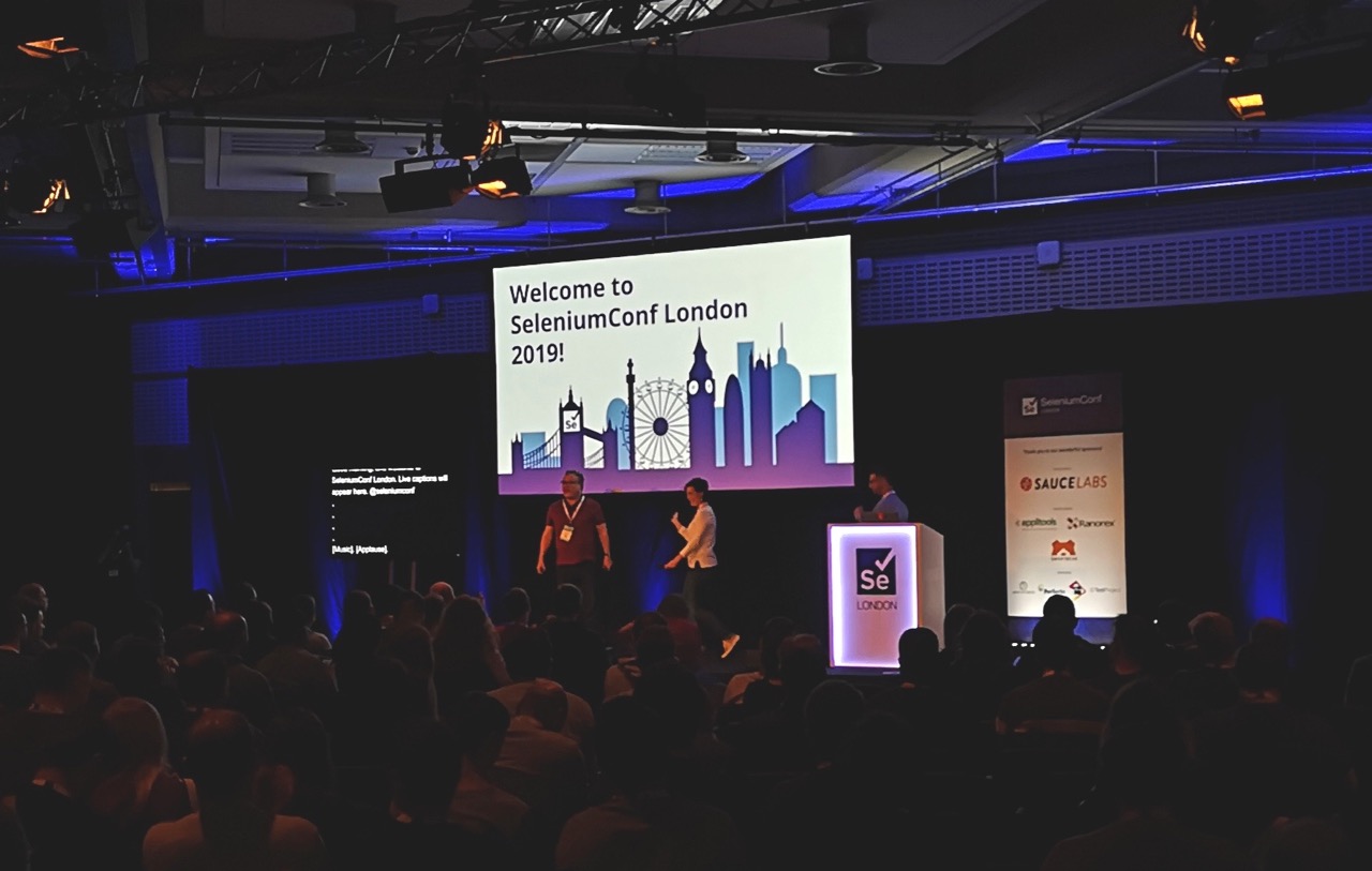 Die Bühne der Selenium Conference London 2019 mit der Begrüßungsfolie