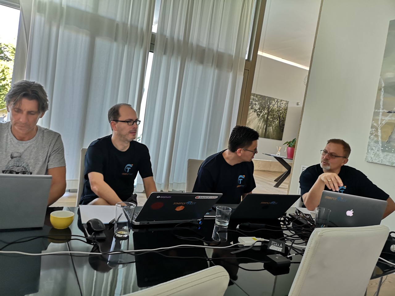 Vier Kollegen arbeiten beim Jahresworkshop 2019 an ihren Laptops
