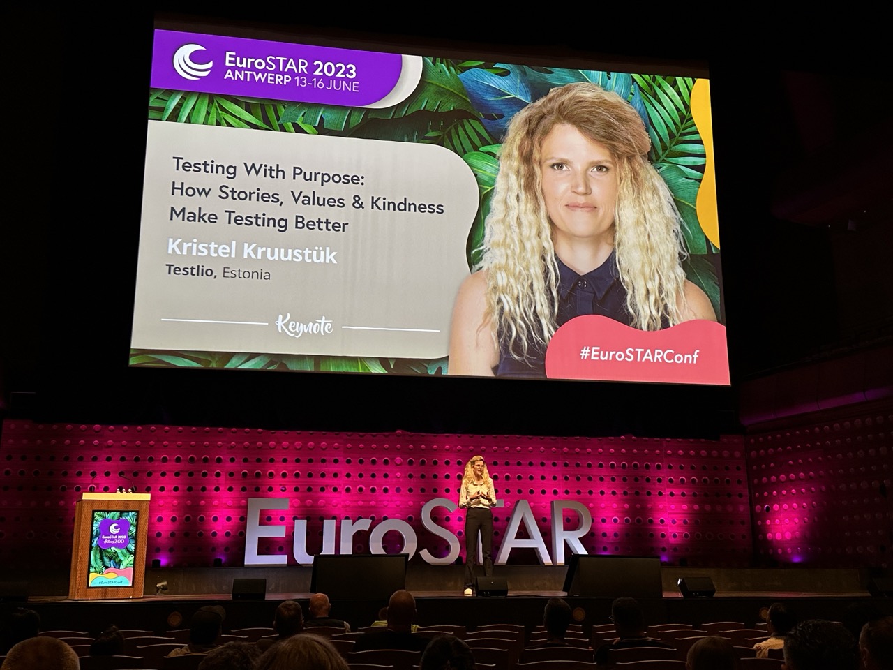 Vortrag „Testing With Purpose“ von Kristel Kruustük auf der Bühne der EuroSTAR 2023