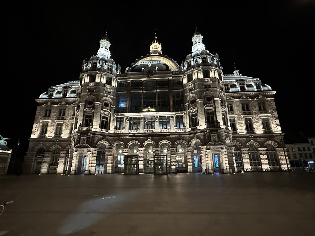 Der beleuchtete Hauptbahnhof von Antwerpen bei Nacht