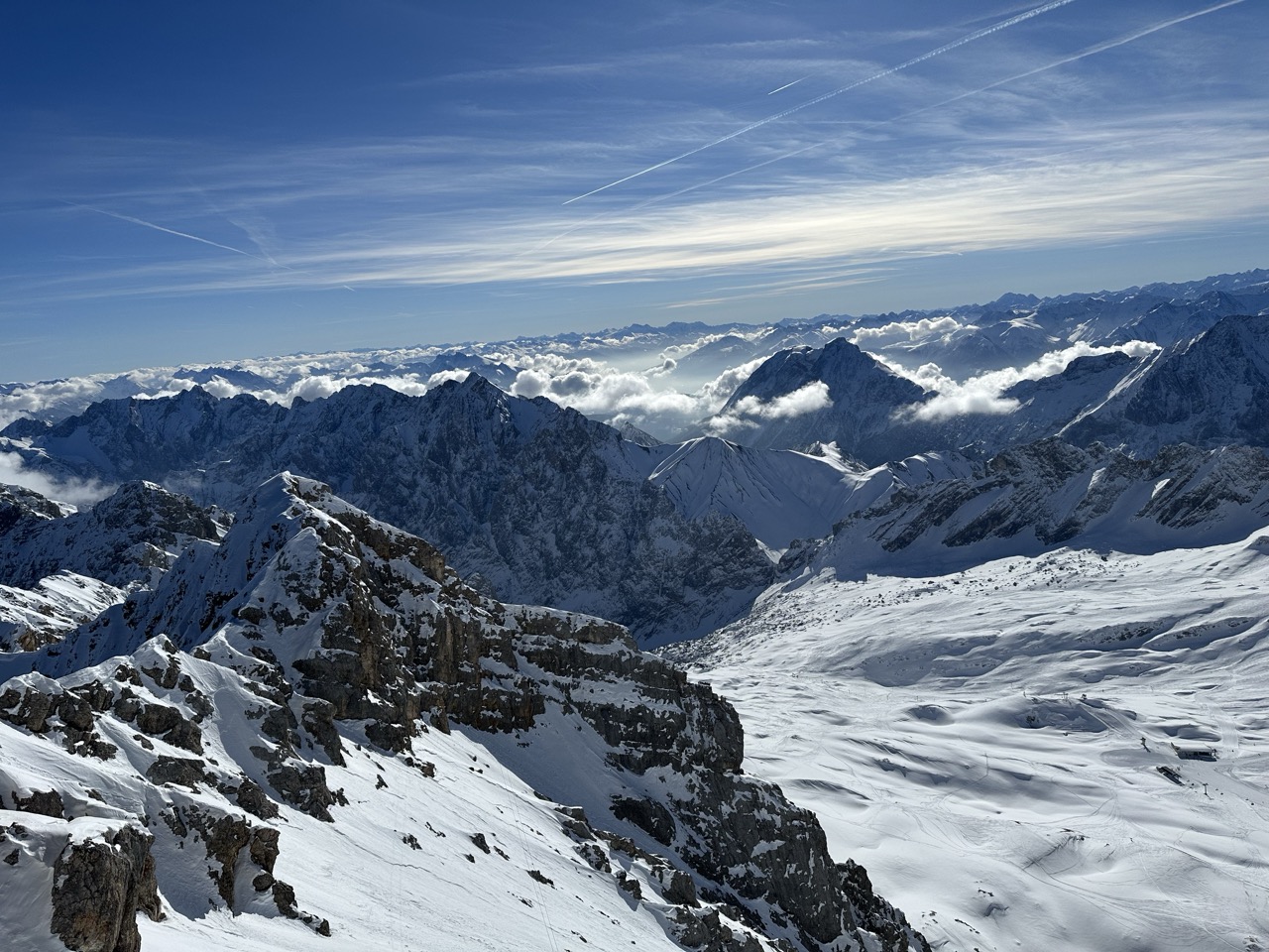 Verschneites Bergpanorama über den Wolken