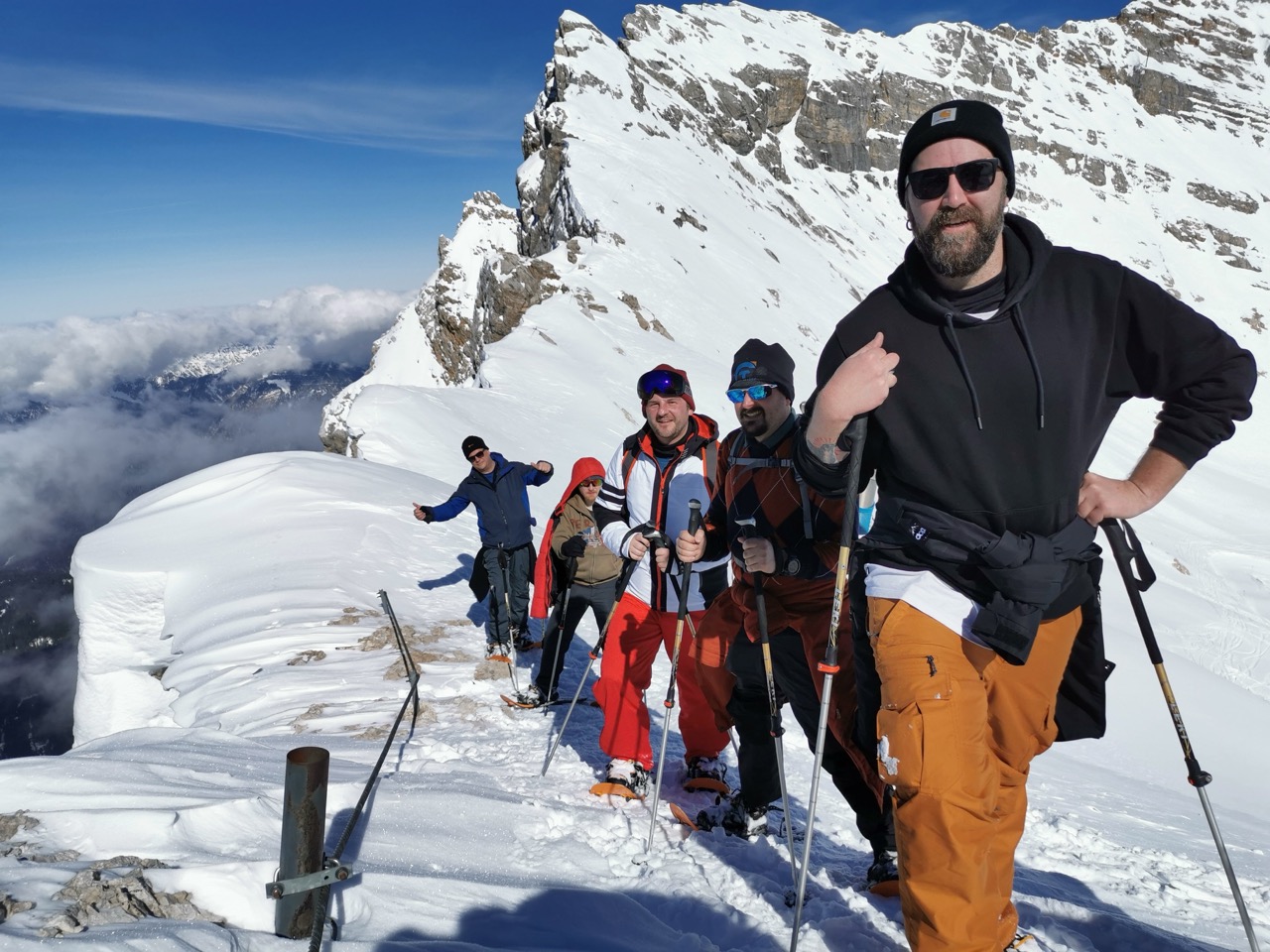 Das Team steigt mit Schneeschuhen einen verschneiten Grat hinauf