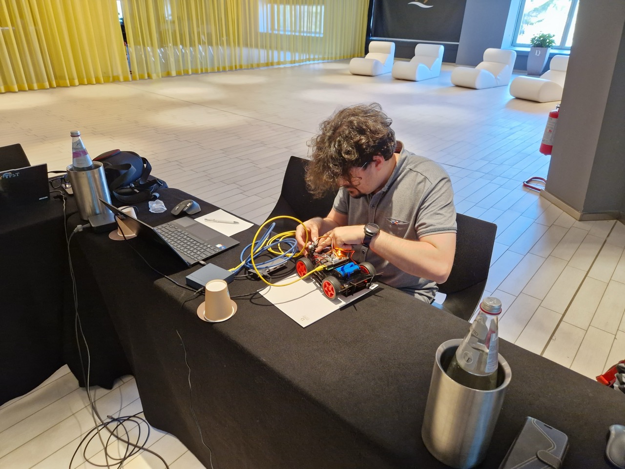 Ein Kollege verkabelt auf dem Workshop einen Mikrocontroller