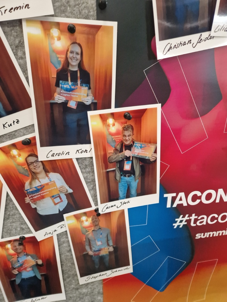 Fotowand mit Bildern von Teilnehmern der TACON 2023