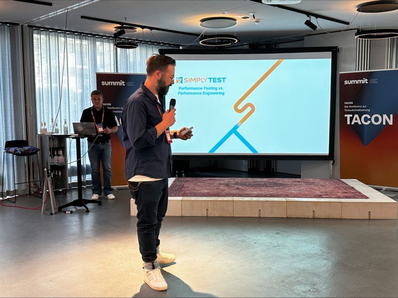 Ein Kollege von SimplyTest hält auf der TACON 2023 einen Vortrag zu Performancetests