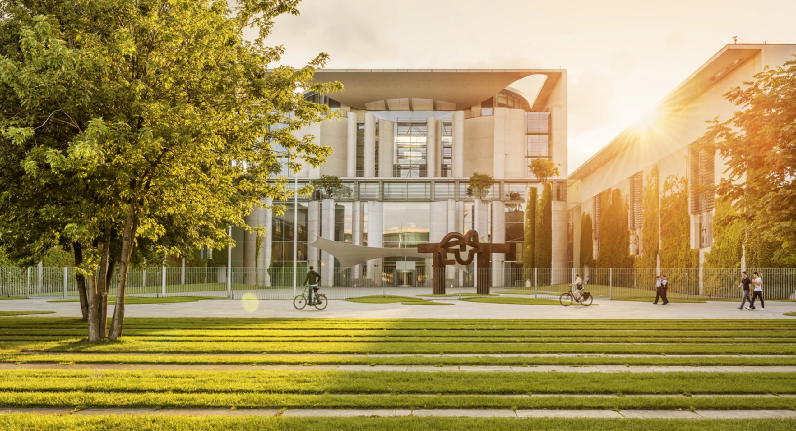 Das Bundeskanzleramt in Berlin im Abendlicht
